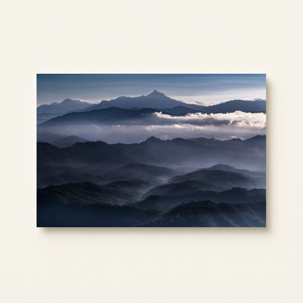 Neblige Berge (Leinwandprint 60x90cm)