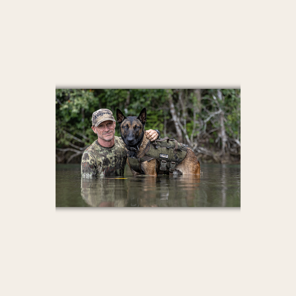 Capt. Pete Bethune & Appa (Leinwandprint 60x90cm)