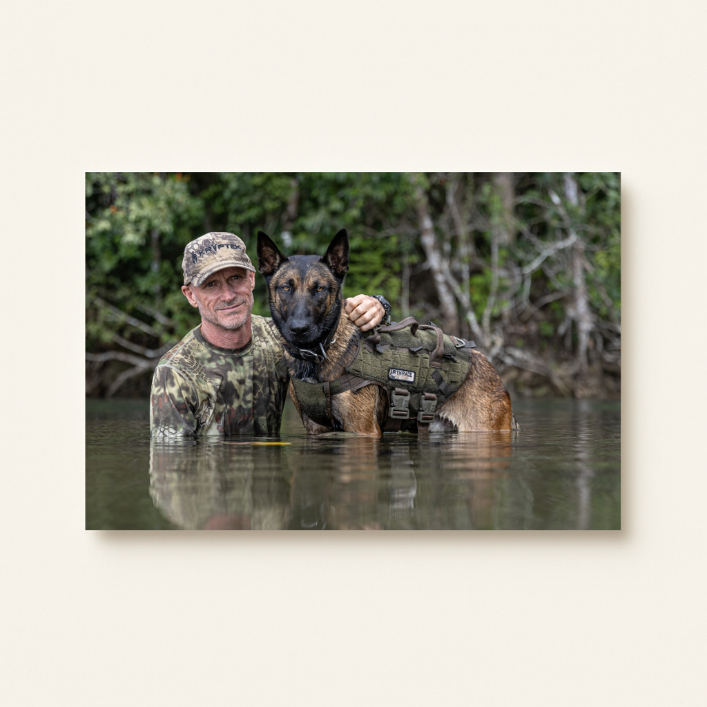 Capt. Pete Bethune & Appa (Leinwandprint 60x90cm)