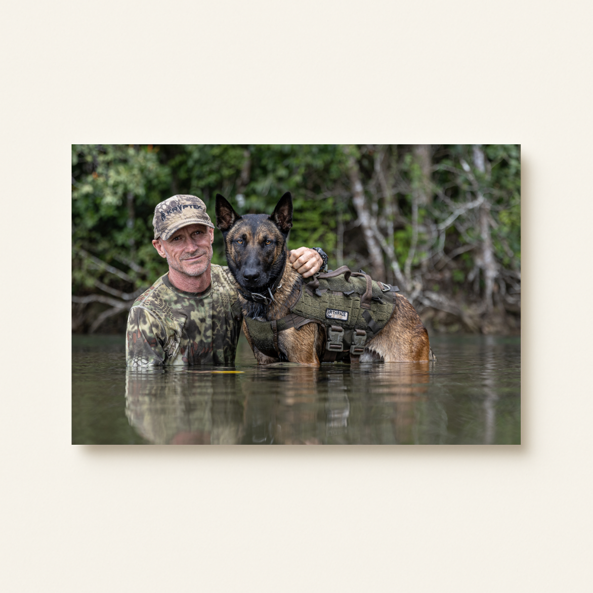 Capt. Pete Bethune & Appa (Leinwandprint 60x90cm)